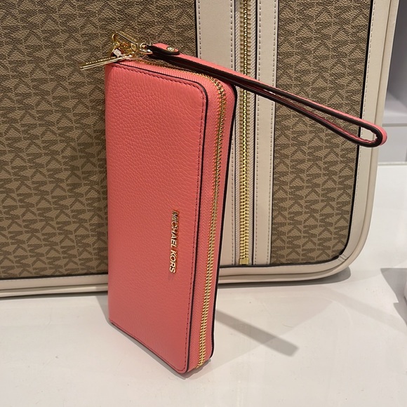 MICHAEL KORS LARGE TRAVEL CONTINENTAL WRISTLET WALLET
COLOR: TEA ROSE NWT - Picture 5 of 16